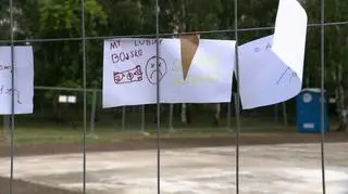 Listy od dzieci na płocie boiska