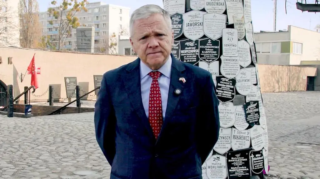 Ambasador USA w Polsce Thomas Rose przed Muzeum Więzienia Pawiak w Warszawie