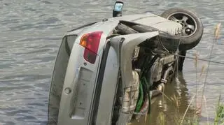 Służby wyciągnęły auto, które wpadło do wody