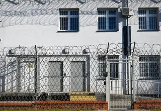 Przepiłowali kraty, byli już na dachu aresztu. Są wyniki kontroli