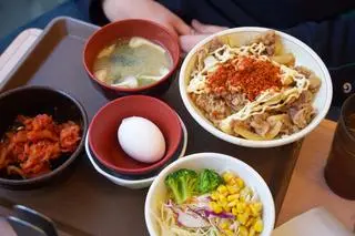 Potrawa gyudon z restauracji Sukiya.