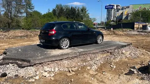 Bmw na środku budowy