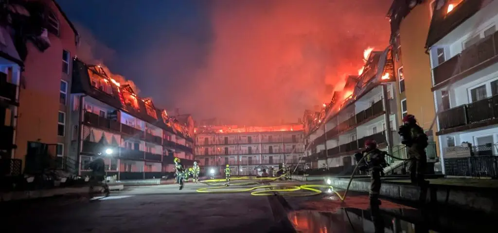 "Bardzo trudna akcja", "ogień siedzi w każdym zakamarku". Oglądaj TVN24 