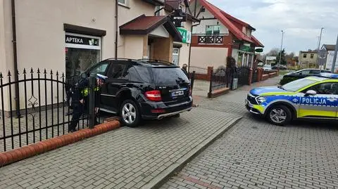 70-latka "przez nieuwagę" pomyliła gaz z hamulcem i wjechała w aptekę