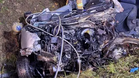 Czołowe zderzenie osobówki z tirem. Oba pojazdy wpadły do rowu. Nie żyje jeden z kierowców