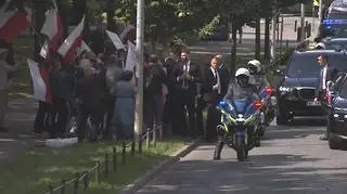 Kolumna nagle stanęła. Nawrocki wyszedł przed stadionem