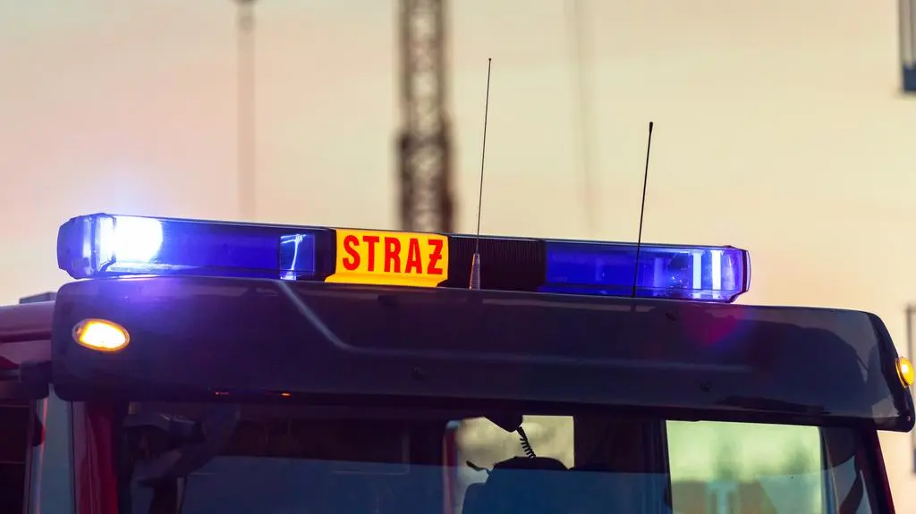 Kierowca ciężarówki zasłabł na autostradzie, uderzył w barierki