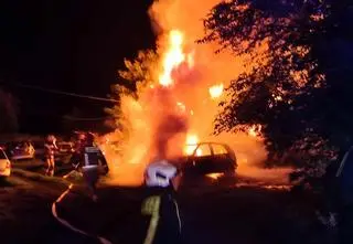 Podłożyli ogień, spłonęła stodoła i cztery auta