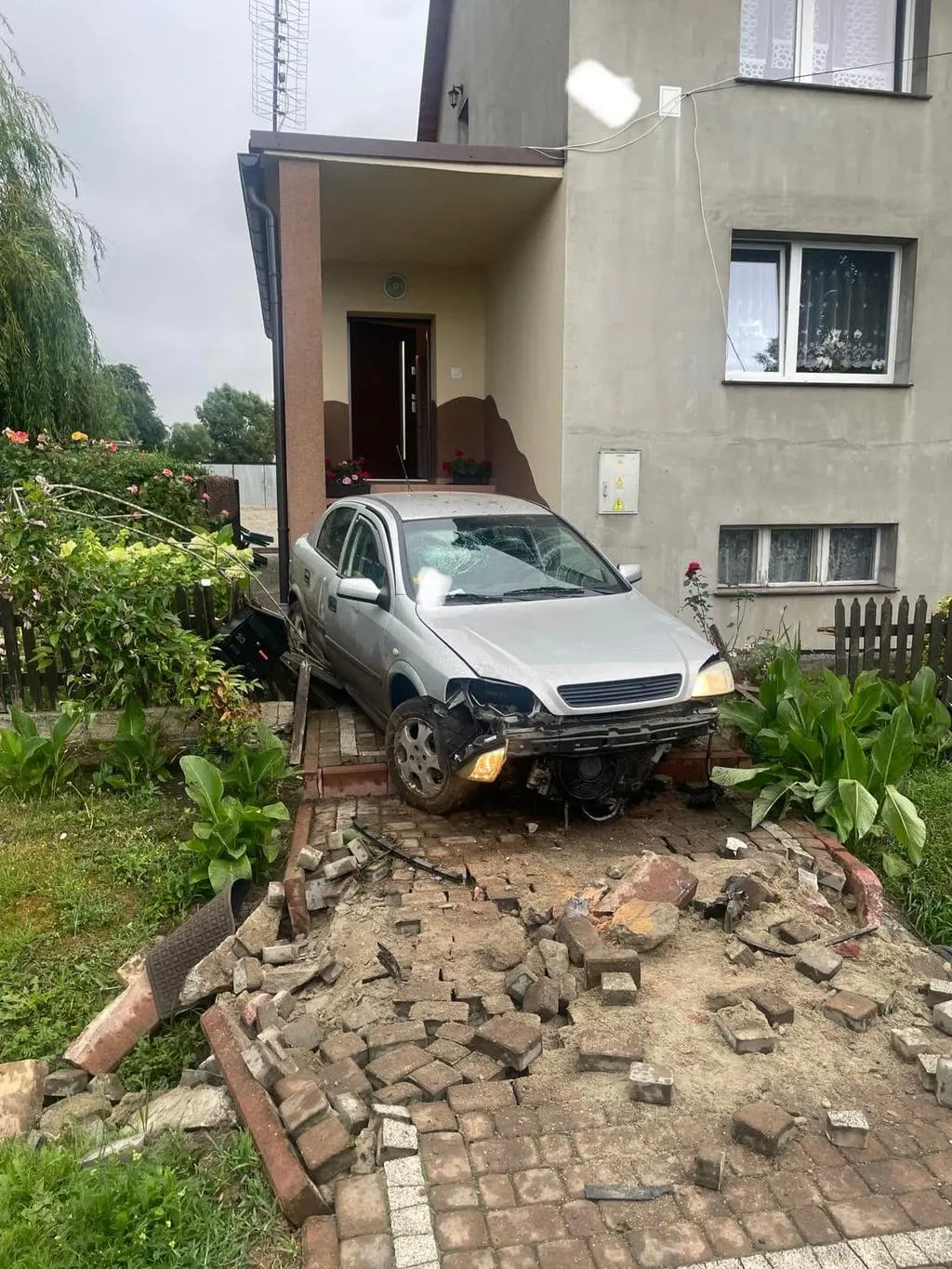 20-latek wjechał na podwórko