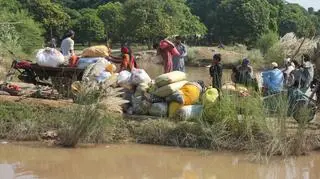 Ewakuacja z zalanych terenów po wylaniu rzeki Sutlej w środkowej części Pakistanu