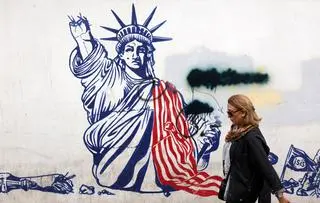 Iran. Antyamerykański mural obok dawnej ambasady USA w Teheranie (7.04.2025)