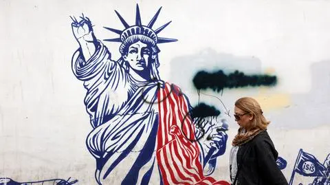Iran. Antyamerykański mural obok dawnej ambasady USA w Teheranie (7.04.2025)