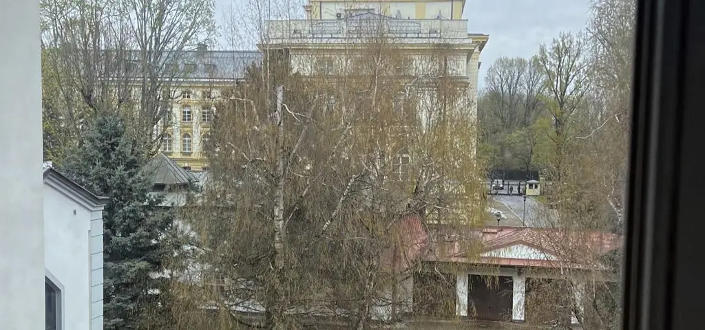 Kancelaria Putina i miliony na kamienicy w Warszawie. I to za płotem budynku premiera 