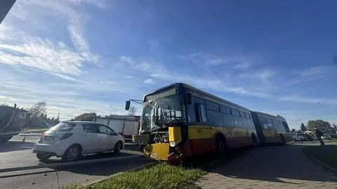 Zderzenie autobusu miejskiego z czterema samochodami 