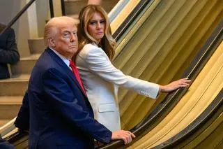 Donald Trump i Melania Trump na niedziałających schodach ruchomych