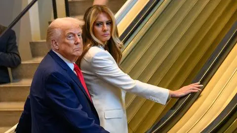 Donald Trump i Melania Trump na niedziałających schodach ruchomych