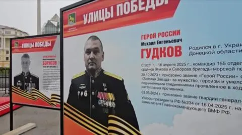 Nie żyje generał Michaił Gudkow, przechodnie składają kwiaty przed portretem generała we Władywostoku