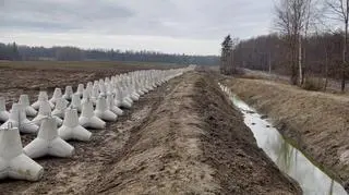 Tak wygląda modelową rozbudowa inżynieryjna pasa przygranicznego w pobliżu miejscowości Dąbrówka w gminie Budry (30.01.2025)