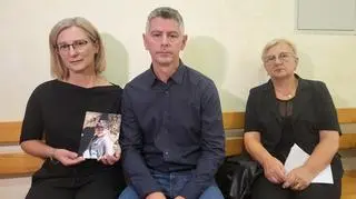 Od lewej: mama, tata i babcia zmarłego Pawełka. Są na każdej rozprawie  