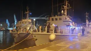 Trałowce opuszczaja port w Gdyni w nocy z niedzieli na poniedziałek
