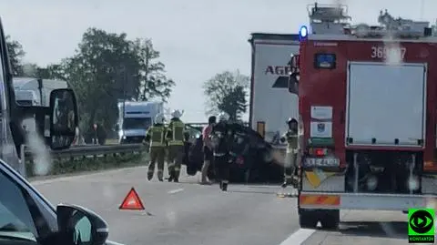 Samochód osobowy wbił się w tył naczepy ciężarówki. Kierowca poszkodowany