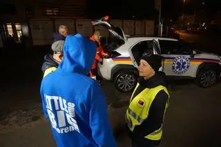 Gosia w rozmowie z jednym z młodych mężczyzn napotkanych w rejonie dworca