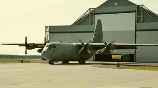 Czesio przed hangarem 