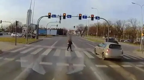 Kierowca nie zatrzymał się na czerwonym świetle, wjechał na pasy, gdy była na nich piesza