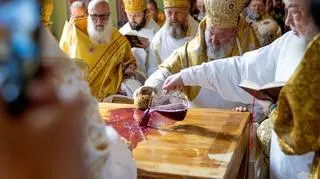 Ołtarz polany został winem i namaszczony świętym mirrem