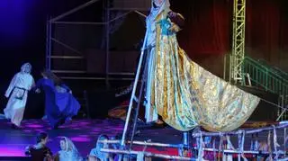 Kostumy przygotował Marek Stecko