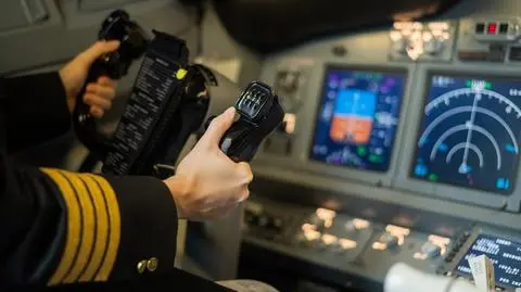 samolot pilot pilotka shutterstock_2092753747