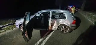 Kwidzyn. 18-latek kierujący volkswagenem uderzył w drzewo