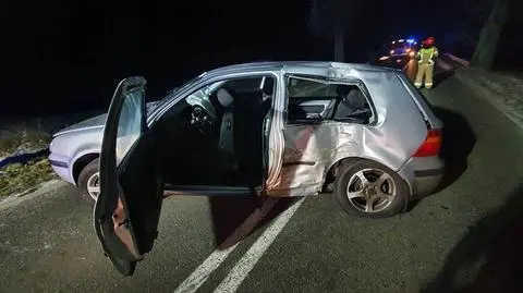 Kwidzyn. 18-latek kierujący volkswagenem uderzył w drzewo
