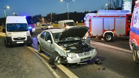 Przejechał przez rondo i prawie zderzył się z busem, którym jechało siedem osób 