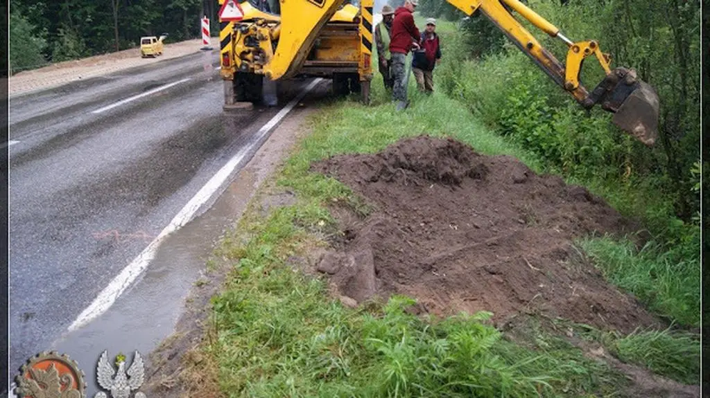 Koparka pomaga przy wykopywaniu