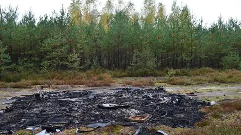 Podrzuca do lasu części aut i je podpala. "Dobrze zna puszczę, wybiera miejsca trudno dostępne"