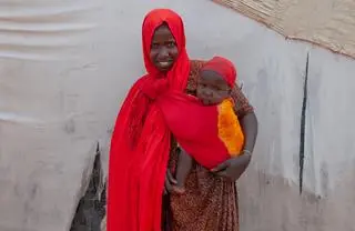 Matka z dzieckiem w somalijskim obozie dla uchodźców 