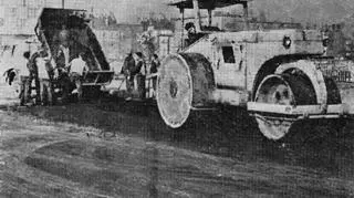 Układanie asfaltu na rondzie