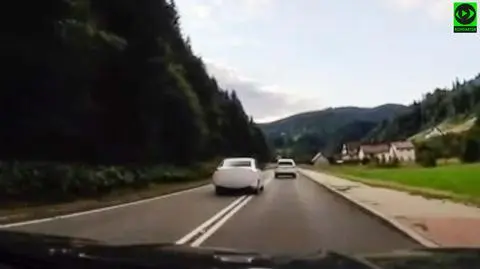 "Jechał agresywnie", wyprzedzał na linii ciągłej. Nagranie