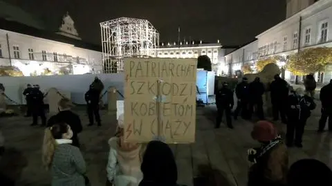 "Jeszcze będziemy traktowani jak ludzie". Protest przed Sejmem i Pałacem Prezydenckim