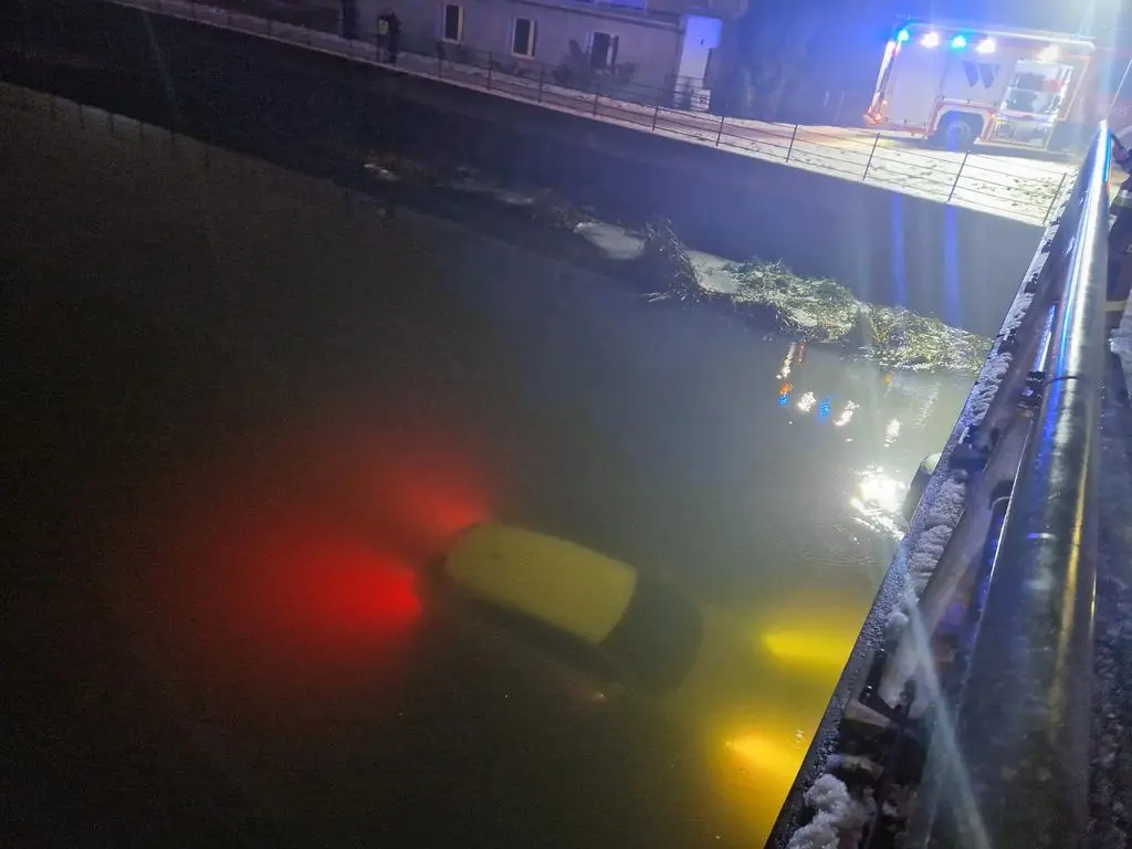 Auto wpadło do rzeki 