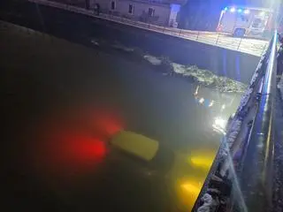 Auto wpadło do rzeki 