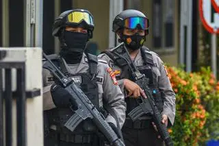 Funkcjonariusze indonezyjskich sił bezpieczeństwa