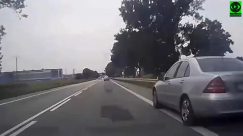 Niebezpieczne wyprzedzanie. "W pewnym momencie jechał pod prąd"
