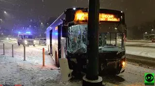 Sosnowiec. Autobus miejski uderzył w latarnię