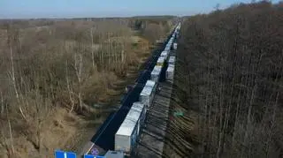 Kolejka ciężarówek do przejścia w Kukurykach