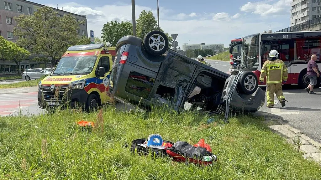 Samochód dachował w Opolu