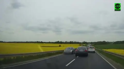 Niebezpieczny slalom między samochodami. "Zepchnął mnie na pobocze". Nagranie