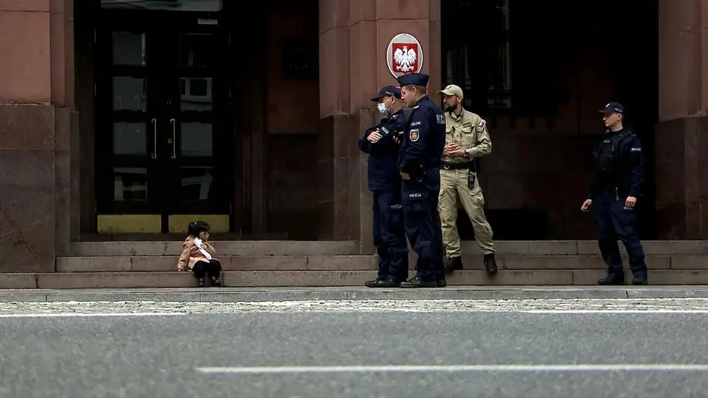Dziewczynka z Afganistanu przed MSZ