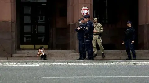 Dziewczynka z Afganistanu przed MSZ